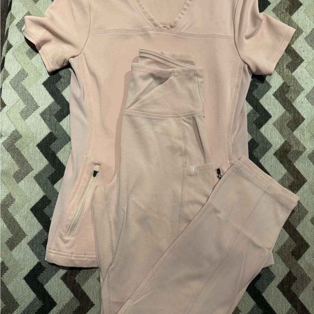 XS Jaanuu Blushing pink scrub set